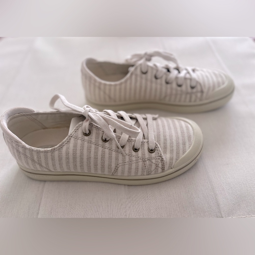Women’s Keen Size 10 Sneakers Tan & White Stripe GUC very cute ❤️🩵❣️